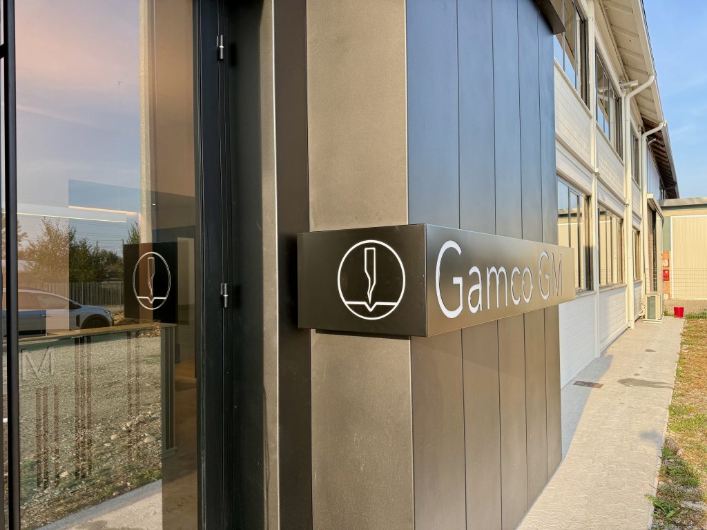 Angolo d’ingresso con insegna a bandiera e logo